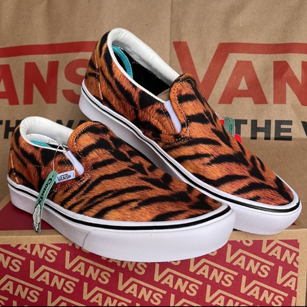 🆕 Vans | Comfycush Slip-On Sneakers Tiger/True White Women's Sizes 6